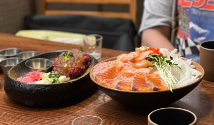  동래역 이자카야 술집 우규 : 연어+육회 조합에 반했다