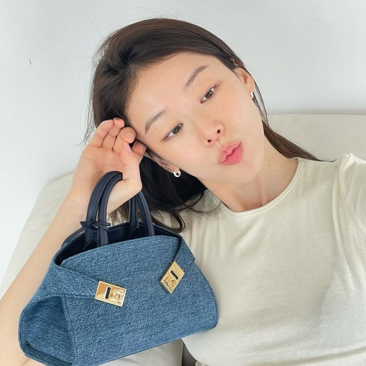  여자 30대 회사원의 여름 명품 데일리백 브랜드로 트렌디한 데님 소재인 페라가모 시그니처 허그백 여성 가방 w. 이주명