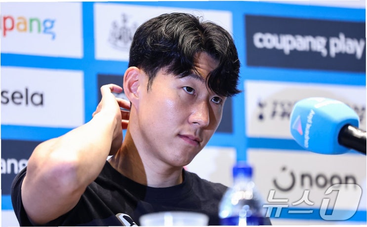 <b>손흥민</b>, 토트넘을 떠나다: <b>레비</b> 회장의 눈물 고별사와 함께한... 