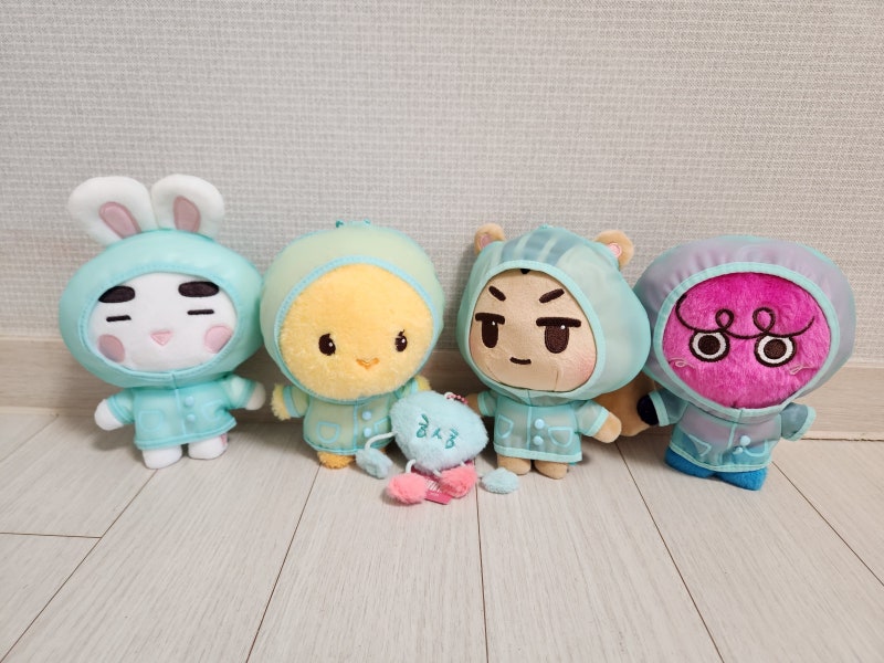 SHINee WORLD VII [E.S.S.A.Y] 15CM DOLL [RAINCOAT ver.]：SHINee角色周邊商品4款開箱評論