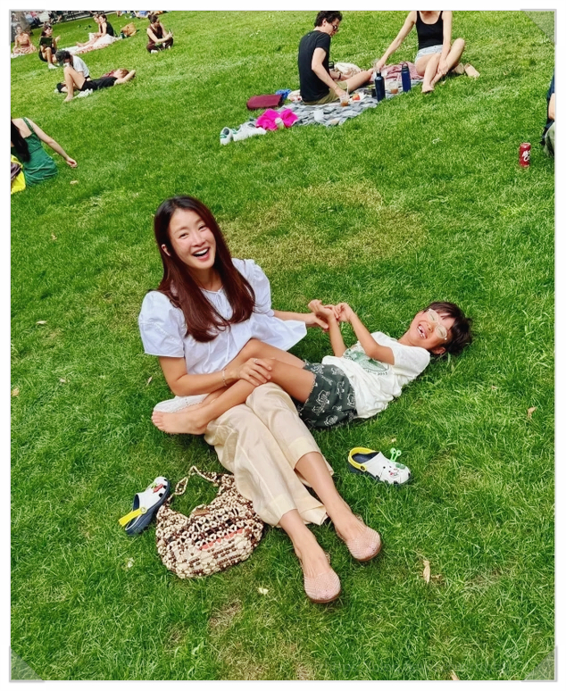  이시영 근황 임신중 미국식당 영상 논란? 외국인 노출아들 식사 매너까지 줄줄이 비판