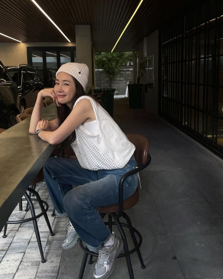  센스 있는 엄마들이 여름 코디 때 참고하는 지우희메 최지우가 신은 여자 명품 스니커즈로 골든구스 어글리슈즈 info