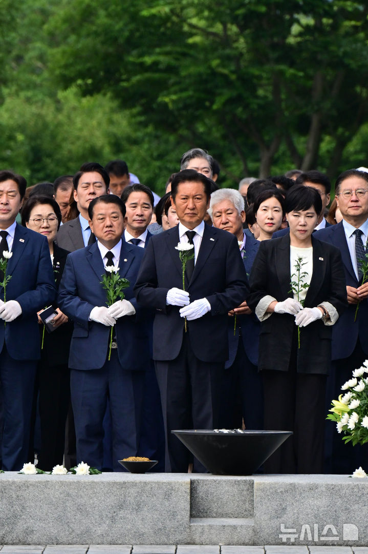 [이슈] <b>정청래</b>, <b>노무현</b> 전 대통령 <b>묘역</b> 참배…무슨 일이?