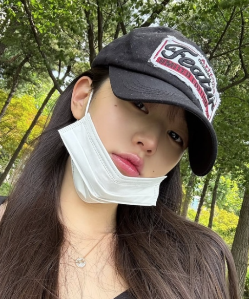   장원영, 무대 밖 일상에서도 빛나는 미모