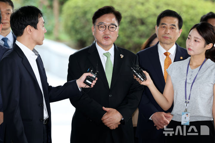 [속보] <b>우원식 국회의장</b>, <b>내란</b> 특검 출석! 무슨 일이?