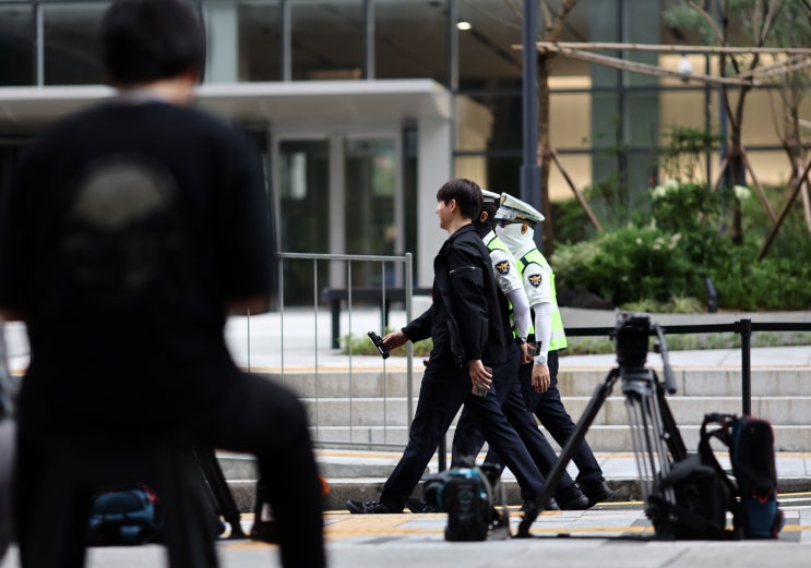 ‘<b>건진법사</b>’ <b>전성배</b>, KT 인사 개입 정황…수십억대 금품 요구... 