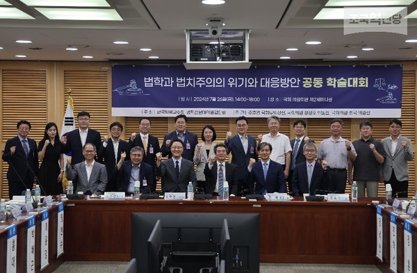 [기자 시선] 사면심사위, '<b>조국 사면</b>' <b>논란</b>... "법 앞의 평등... 