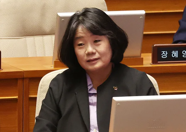 지어도 처벌無’ 맹비난! <b>윤미향 광복절 사면</b>에 ‘특권계층’ 경고