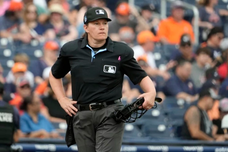 최초의 메이저리그(MLB) 여자<b>심판</b> 탄생!!