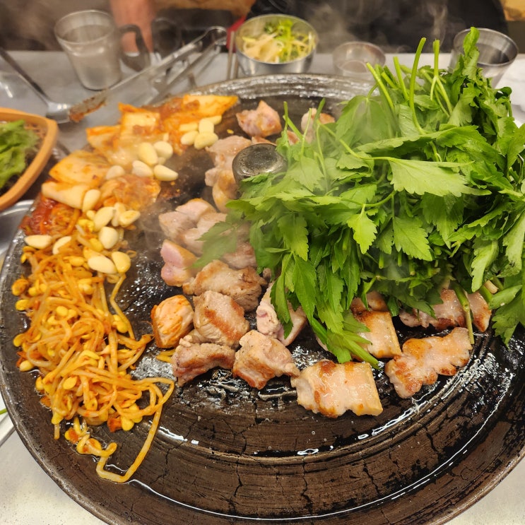  중화동삼겹살 솥뚜껑에 구워주는 푸짐한 맛집 '목구멍중화점'
