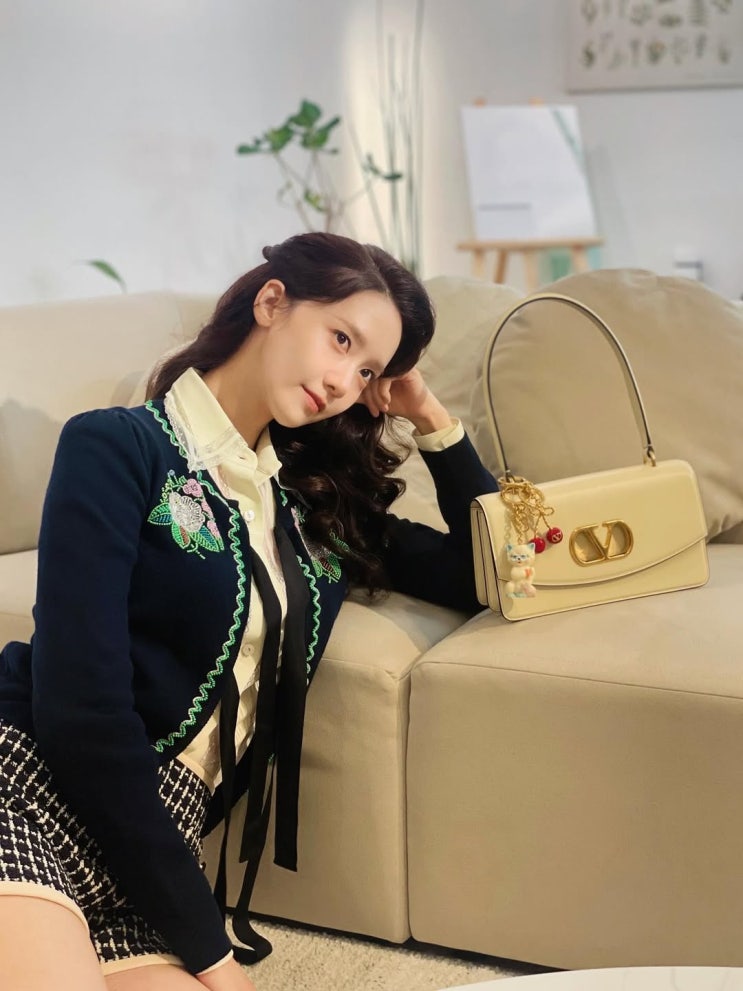  출근부터 모임까지! 30대 여자 명품 브랜드 데일리백으로 윤아가 보여준 발렌티노 숄더백 가방 활용법