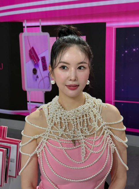  40대 엄마들도 이렇게 우아하게! 보기만해도 미소 지어지는 연예인 장영란의 핑크 드레스 & 진주 목걸이 패션 알아보기