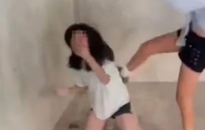  여중생 학폭에 솜방망이 처벌? 분노한 시민들 대규모 시위 나섰지만 공안 폭력 진압