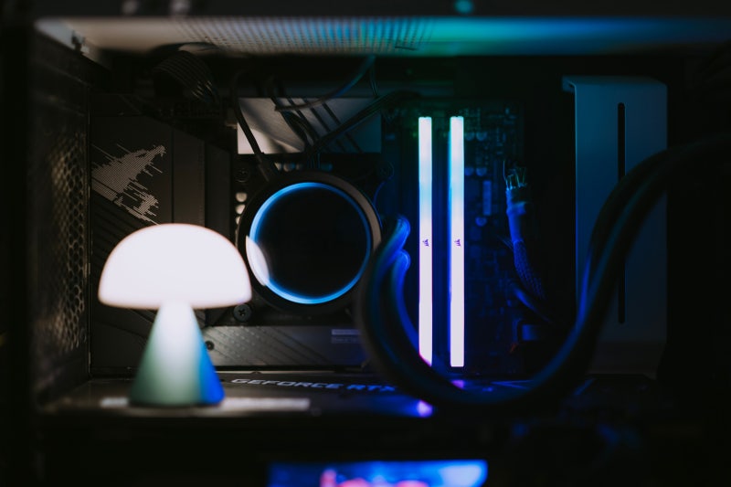 CORSAIR VENGEANCE DDR5 6000 CL30 RGB DP WHITE 램32기가 리뷰