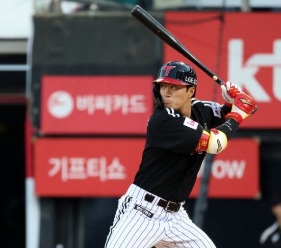 엘지 <b>천성호</b>, 김서현 상대로 <b>끝내기 안타</b> 치며 1위 자리 뺏었다!