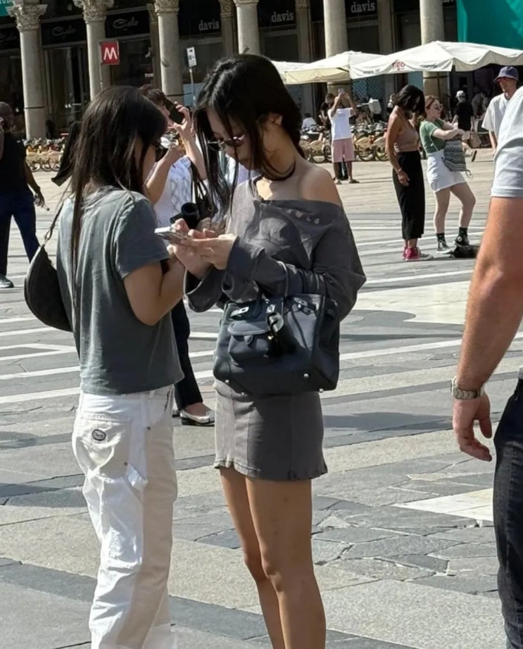  샤넬이 아니라 더 놀란, 제니 에르메스 가방 조합 볼까?