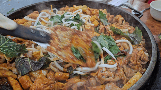  춘천 맛집 /늦은 저녁에도 반겨주는 명동닭갈비골목 현지인 맛집 빨강머리이모닭갈비