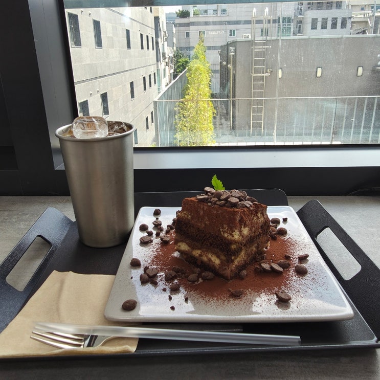  셀렉티드닉스 / 티라미수가 맛있는 대형 강남역 카페