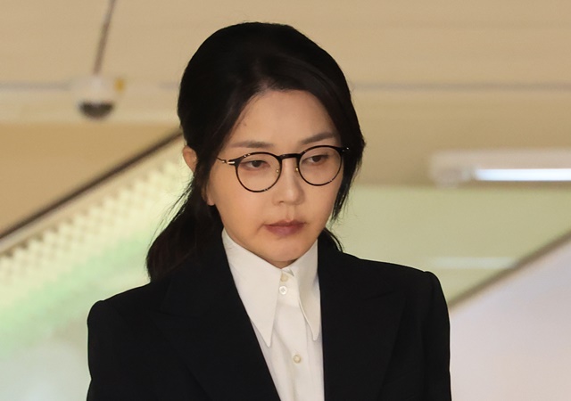 <b>김건희</b> 여사, <b>통일교</b> 물품... 구속영장 청구…정치 브로커 <b>연루</b>