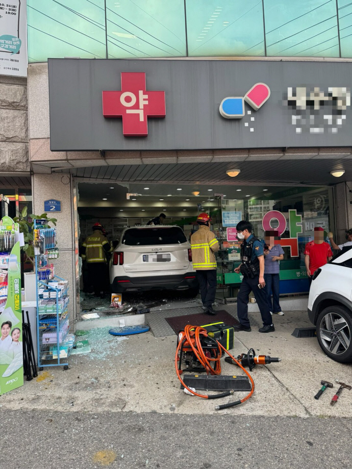 화성 약국 돌진 사고, 70대 약사 사망..운전자 "차량이 갑자기" 진술에 급발진 가능성 검토
