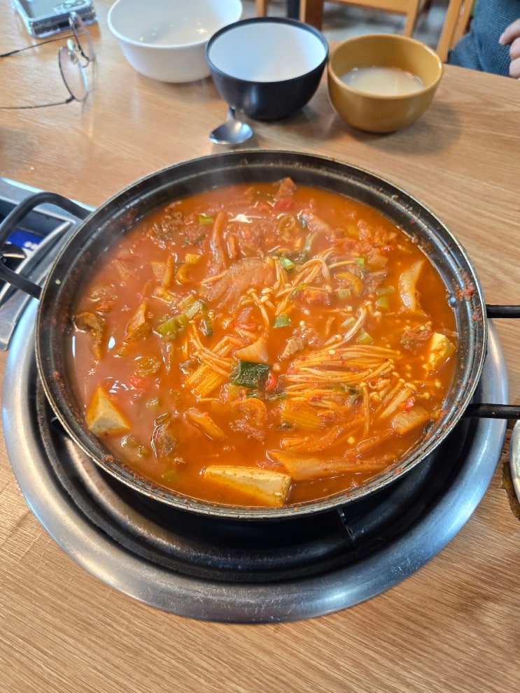  이열치열 제주시 김치찌개 맛집 돈세상