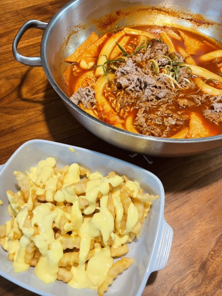  무더운 날씨엔 배달이 최고! 청년다방 차돌떡볶이 & 버터갈릭감자튀김 후기