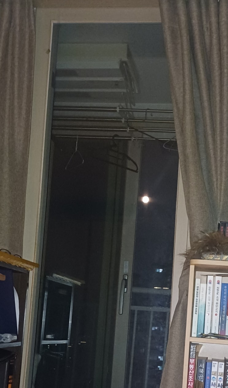  옆에서 힐끔
