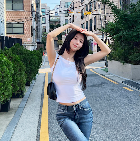  미연 꾸안꾸 정석 청바지 흰티 패션 포인트 가방 어떤거?