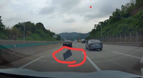 고속도로 낙하물·포트홀 사고 끊이지 않지만 피해 배상은 '하늘의 별따기'