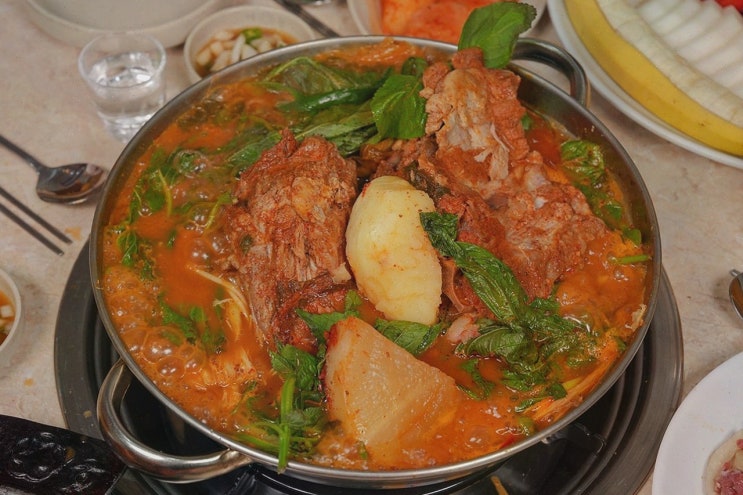 정통 감자탕의 깊은 맛, 노원맛집 태능감자탕 본점