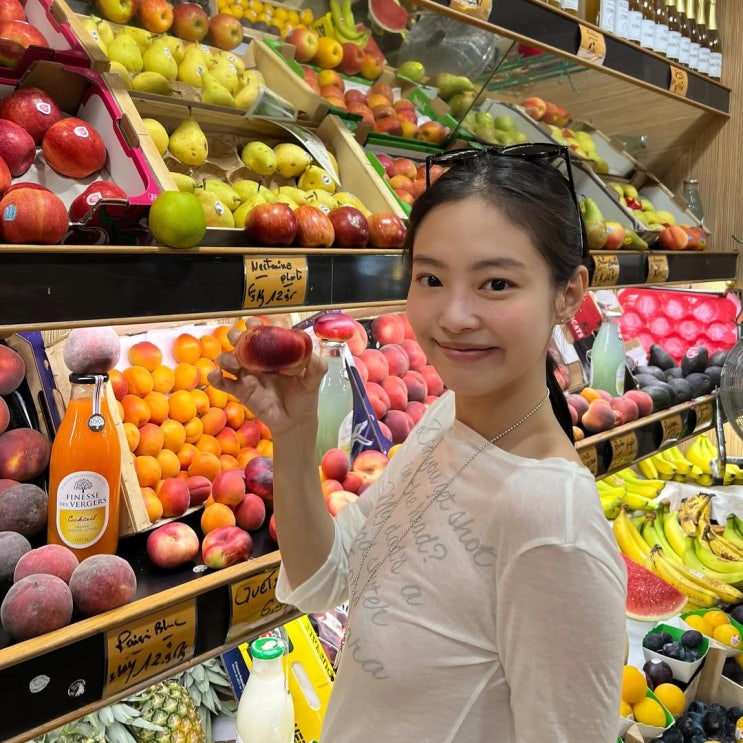  제니의 무공해 아름다움! 파리의 거리와 완벽히 어울리는 청초한 OOTD 패션 알아보기