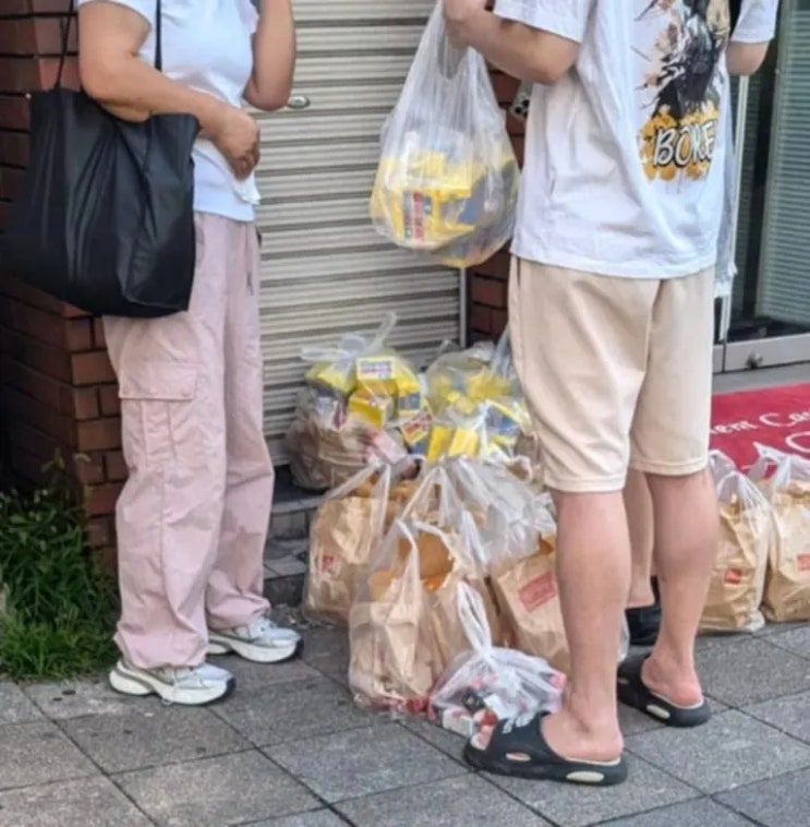  햄버거는 버리고 카드만? 맥도날드 포켓몬 해피밀 리셀러 논란