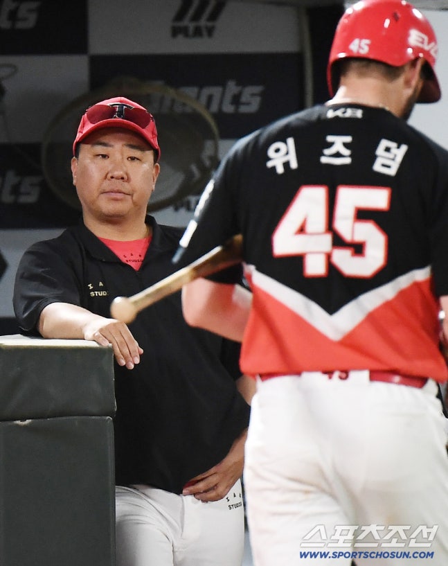 KIA <b>위즈덤</b>, 10경기 타율 0.114… 이범호 감독... 