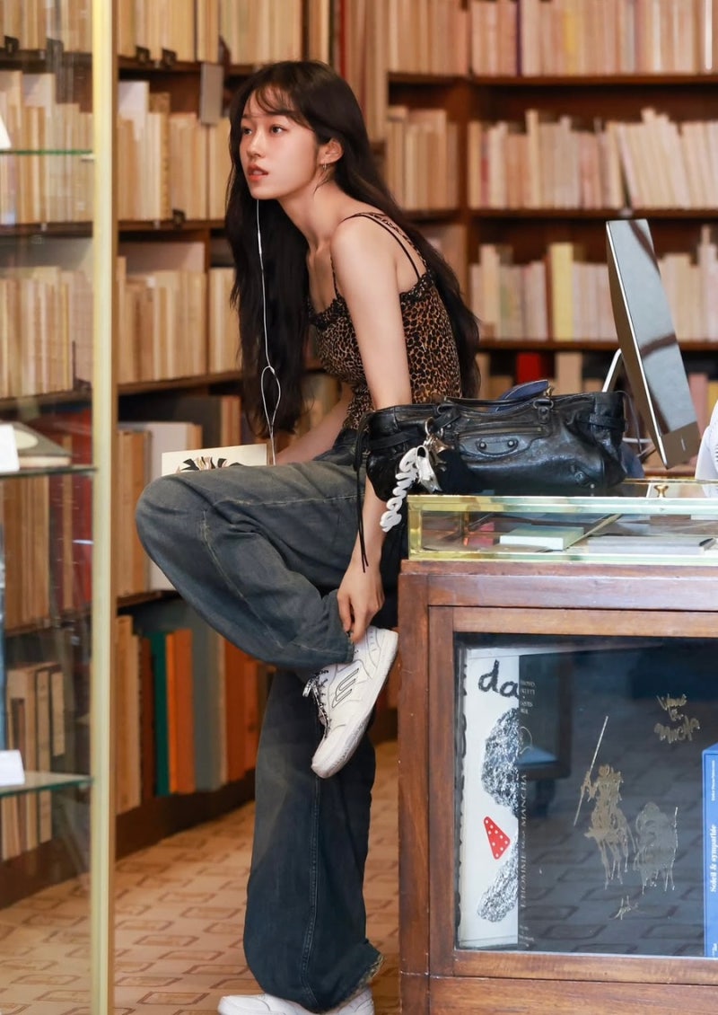 노윤서 사복 패션｜레오파드 나시·발렌시아가×푸마 트랙팬츠·발렌시아가 시티백 정보