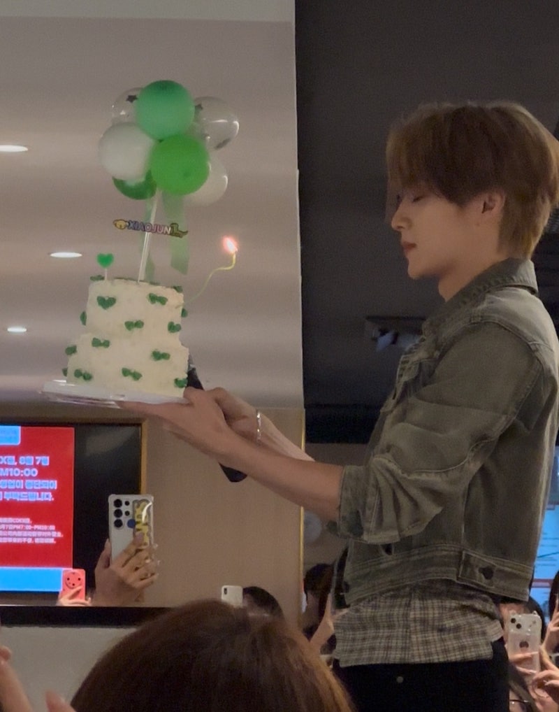 하이디라오 생일파티 다녀왔습니다. 근데 이제 주인공이 샤오쥔