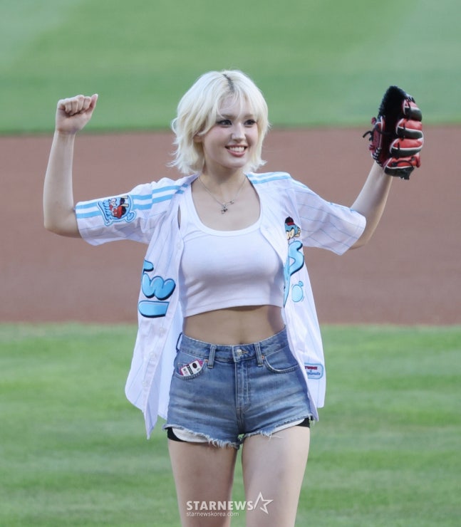 <b>전소미</b>, 판타지 <b>시구</b>...컴백 앞두고 보여준 완벽한 모습