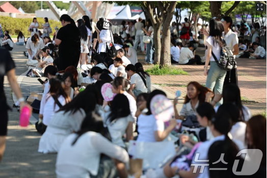 <b>더보이즈 콘서트</b>, '<b>폭발물</b>' <b>신고</b>에 관객 대피. 공연장 수색..... 