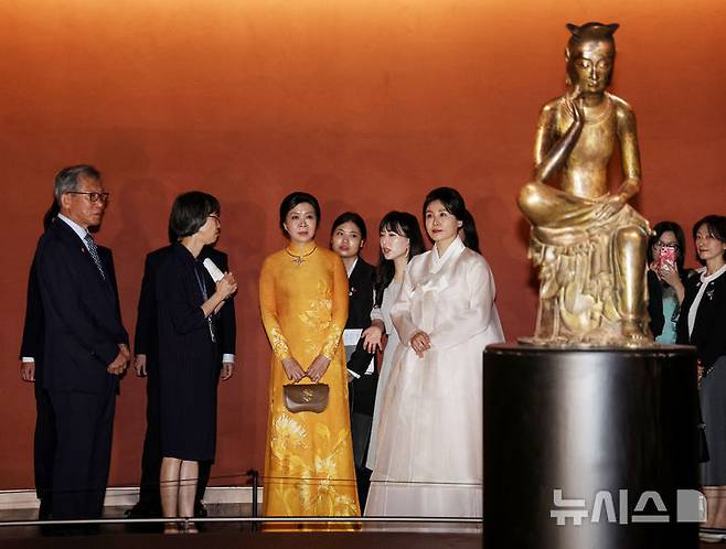 <b>김혜경 여사</b>, 분홍빛 한복 입고 <b>베트남 영부인</b>과 박물관 친교..