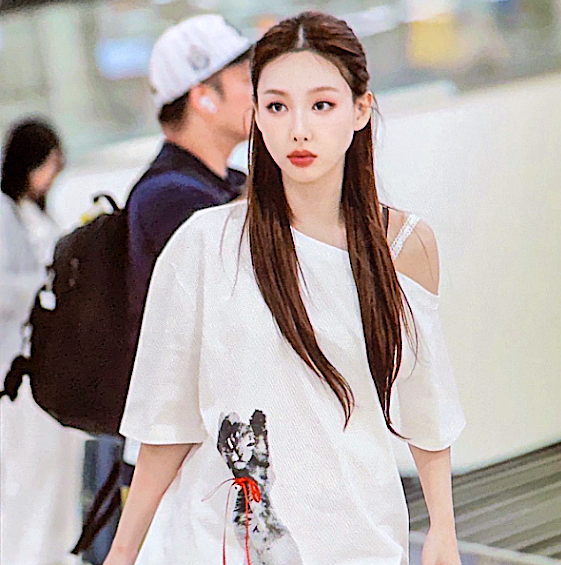  나연 귀여운 캐주얼 오프숄더 티셔츠 가방 공항패션