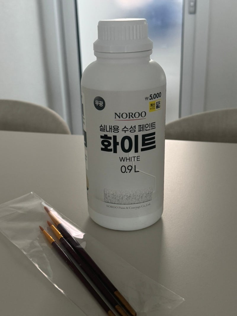 다이소 수성페인트로 집 수리하기
