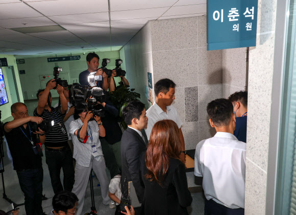 [속보] <b>이춘석</b> 전 의원, 주식 차명거래 의혹으로 경찰 <b>압수수색</b>!