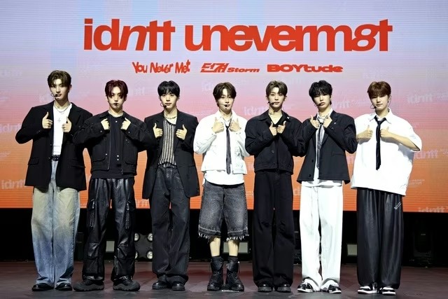 첫 번째 유닛 <b>유네버멧</b>(unevermet) 미디어 쇼케이스