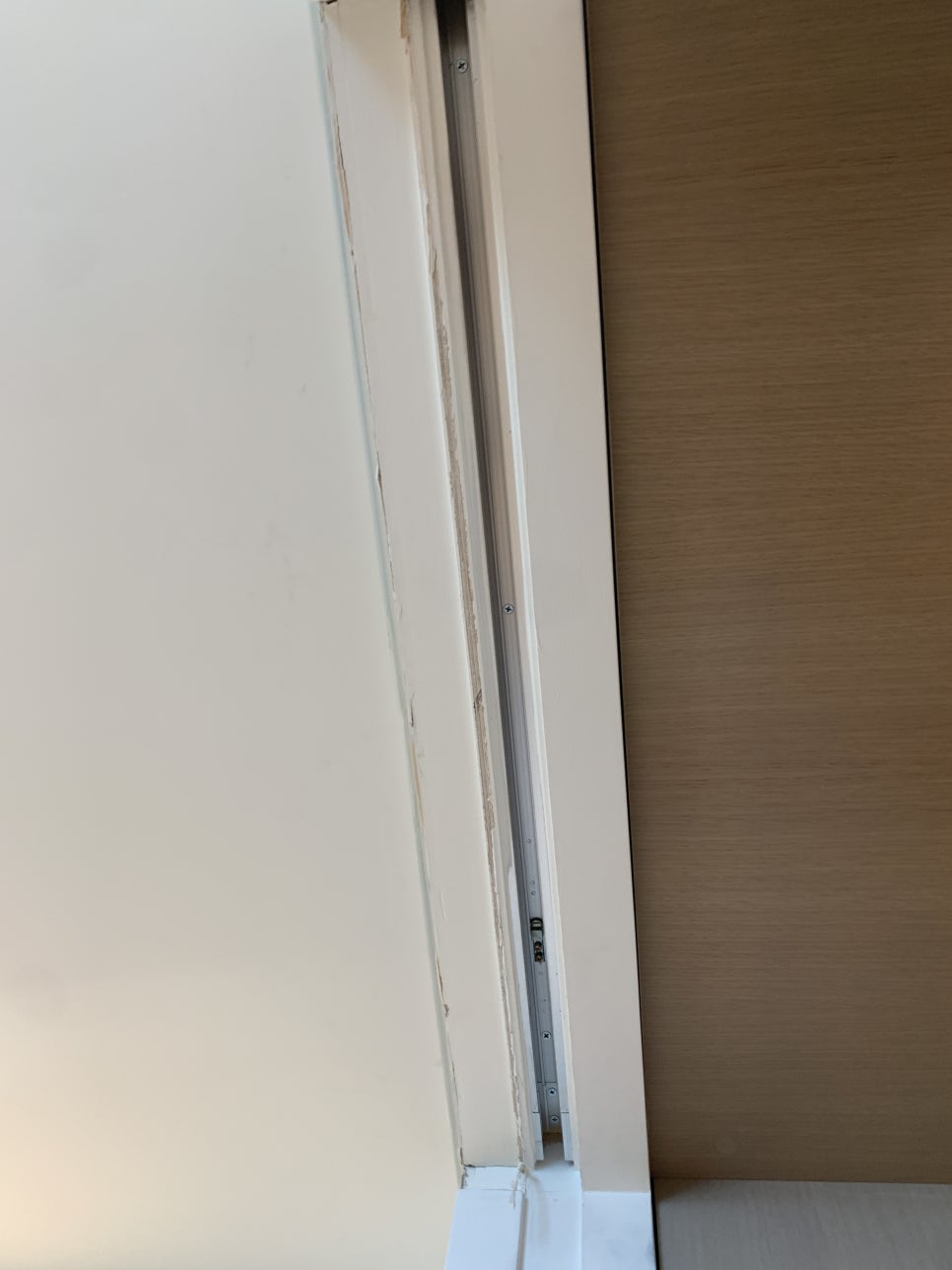 포켓 슬라이딩 도어 레일 수리 시공 (방문)