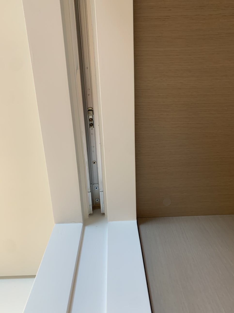 포켓 슬라이딩 도어 레일 수리 시공 (방문)