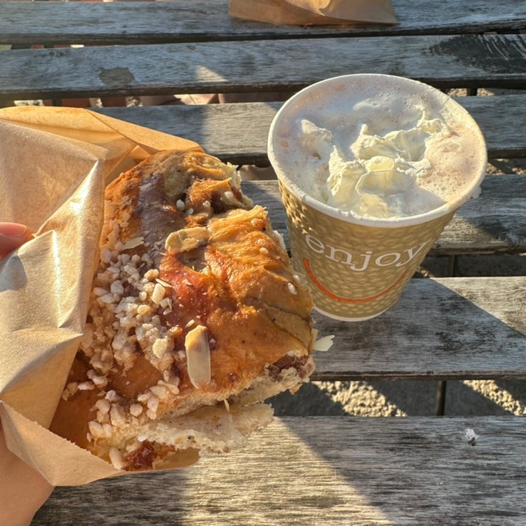  핀란드여행 헬싱키 해질녘 바닷가 근처 감성 카페 레가타 Cafe Regatta 시나몬번 핫쵸코 먹어본 리뷰.
