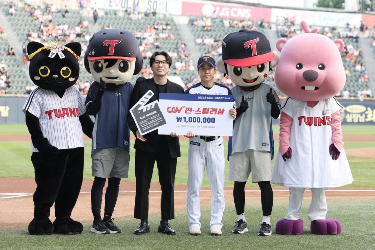 ‘LG트윈스 <b>구본혁</b>’ 9회 <b>슈퍼 캐치</b>…월간CGV 씬스틸러상... 