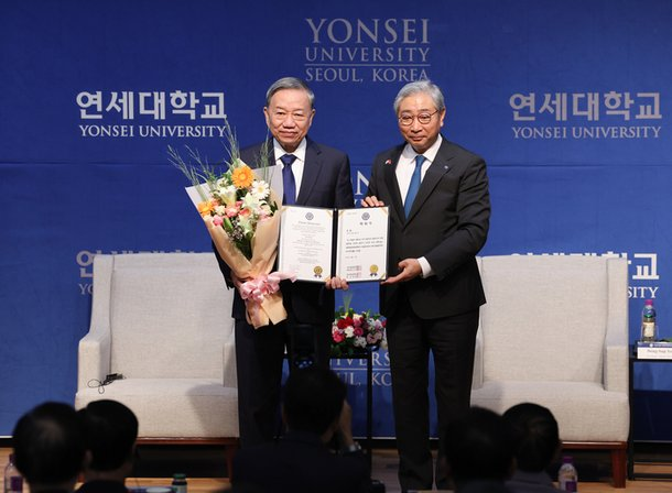 [이슈] 베트남 <b>또 럼</b> 당 서기장, <b>연세대</b> 명예박사 학위 수여!... 