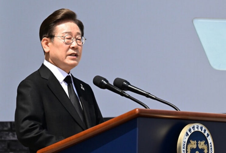 <b>이재명</b> 대통령 <b>지지율</b> 56.5%…취임 후 <b>최저치</b> 기록 배경 · 원인... 