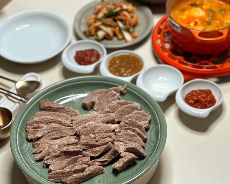 [가브리살 수육&겉절이] 압력솥 없이 30분이면 만드는 가브리살 수육과 배추 겉절이