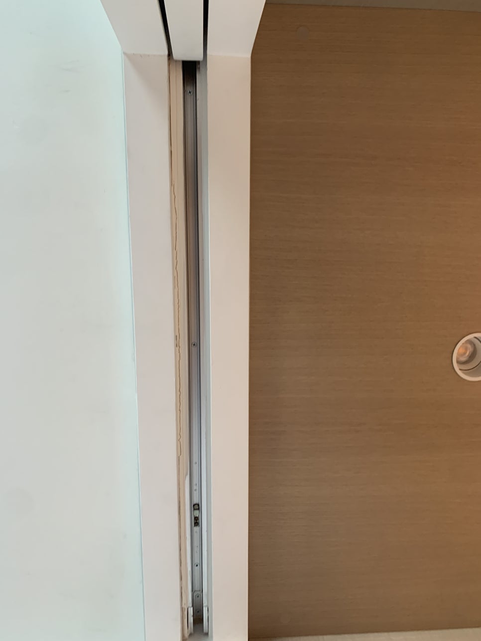 포켓 슬라이딩 도어 레일 수리 시공 (방문)
